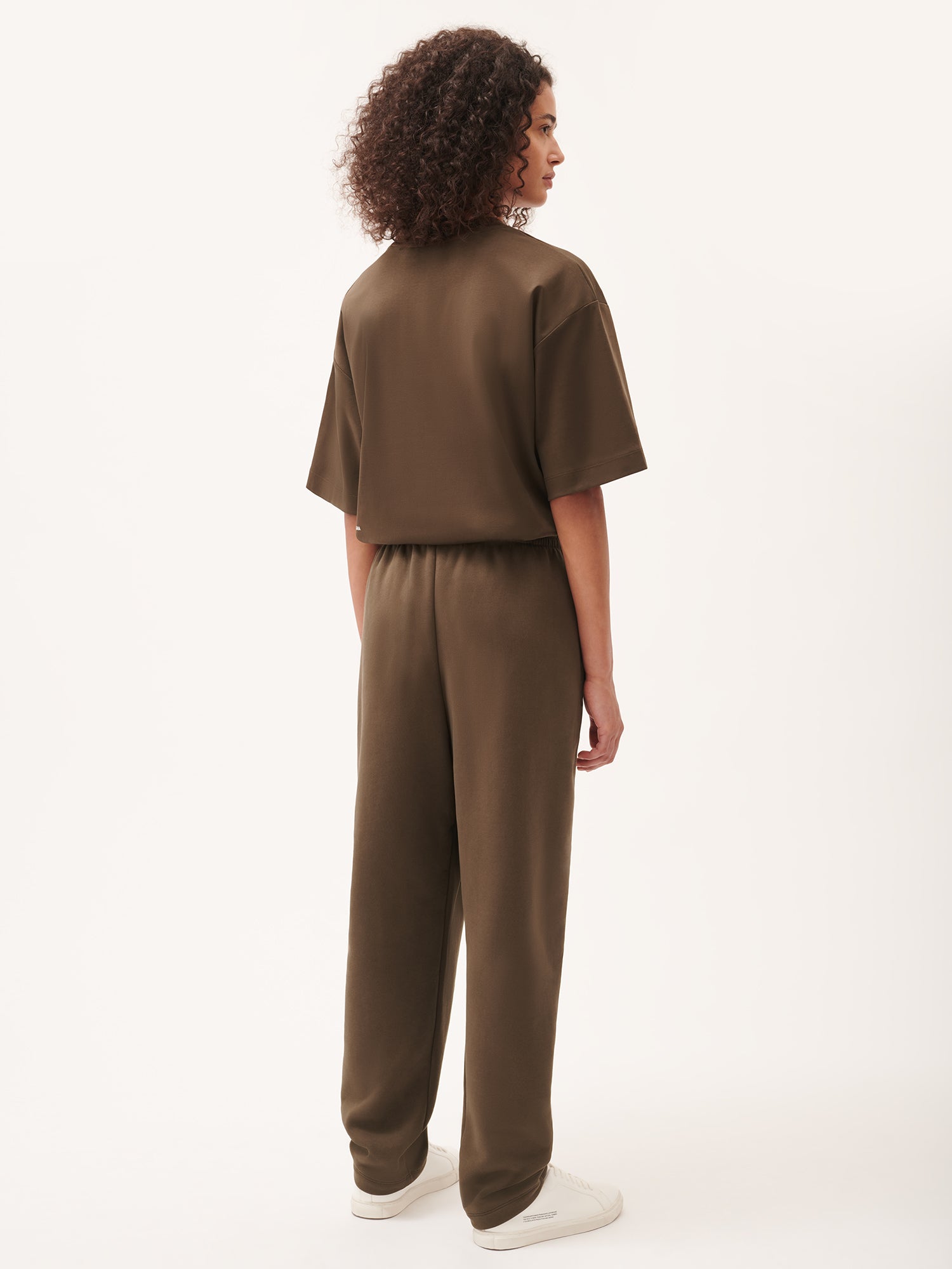 DNA_Barrel-Leg_Track_Pants_Cacoa_Brown_female-2