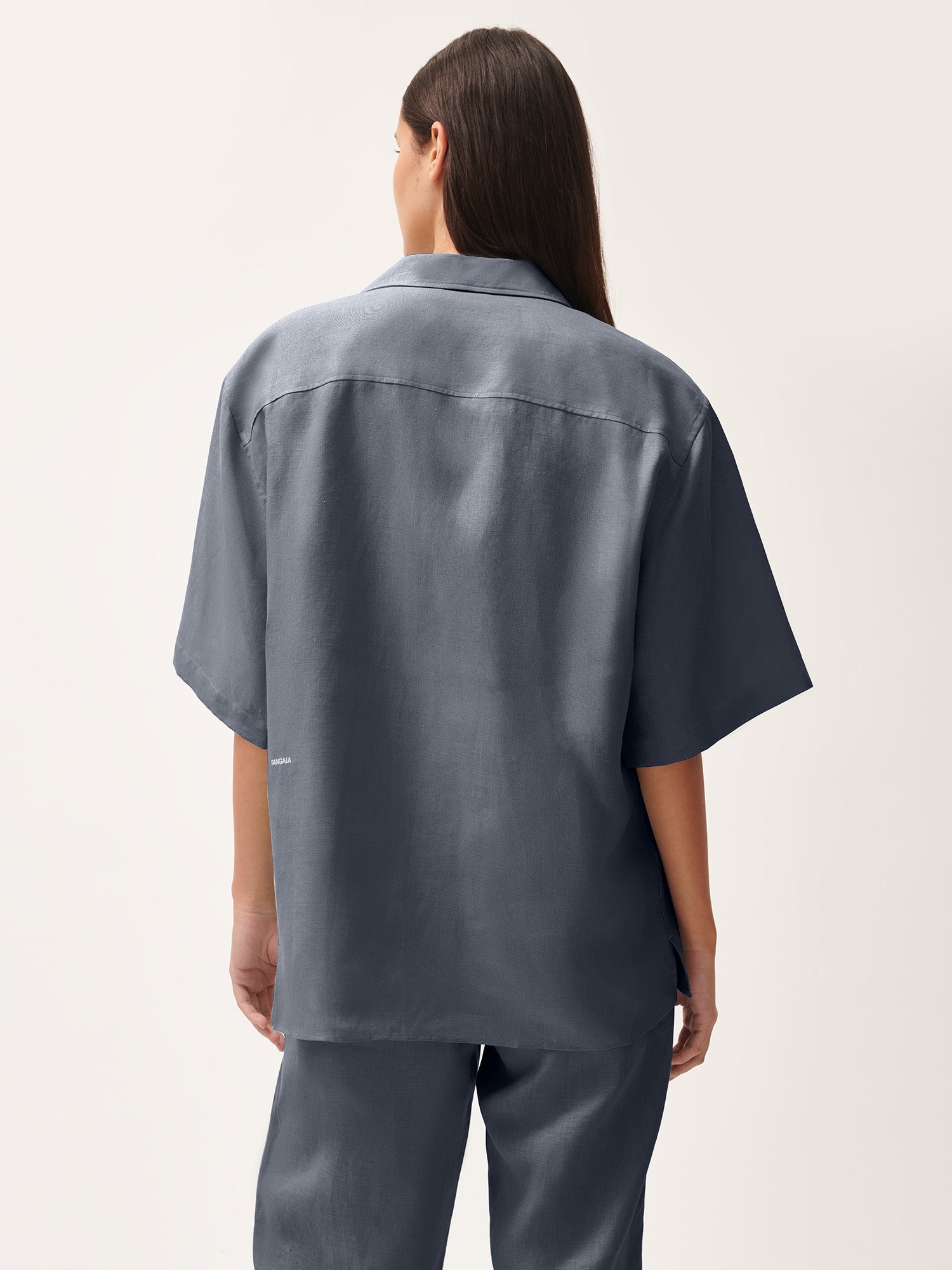 dna-linen-camp-collar-shirt-atmosphere-grey-female-4