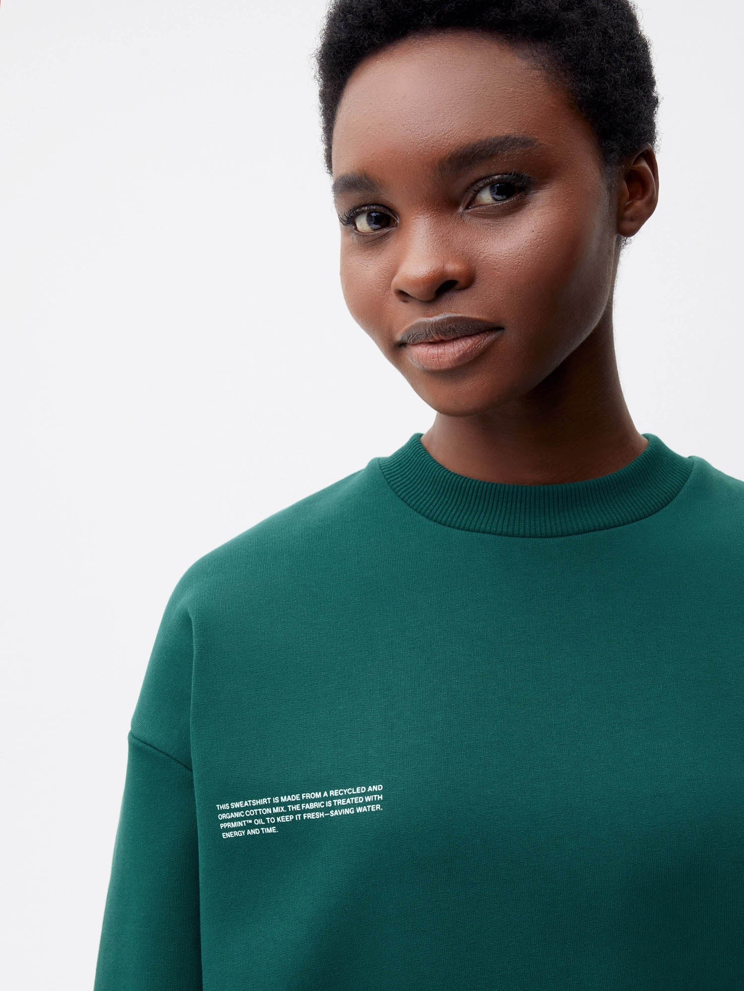 365-Signature-Sweastshirt-Foliage-Green-Female-2